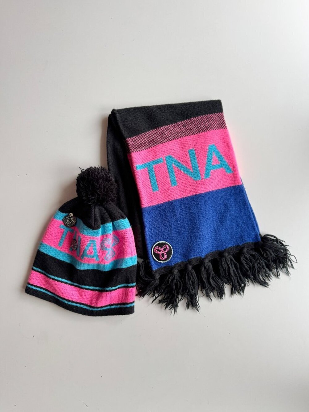 2pc Aritzia TNA Black Pink Blue Spiro Logo Knit Rectangle Scarf & Beanie Hat Set